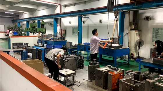 扫地机器人模具制造的润滑关键点所在