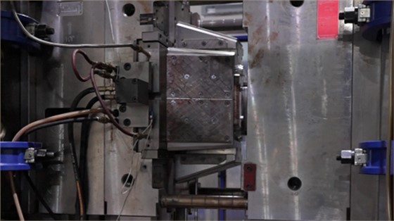 塑料模具制造顶白现象