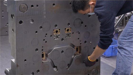 注塑成型模具工厂温度调节系统的设计