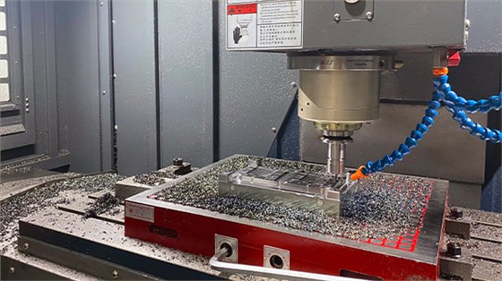 大型注塑产品加工：嵌件预热与脱模剂选择