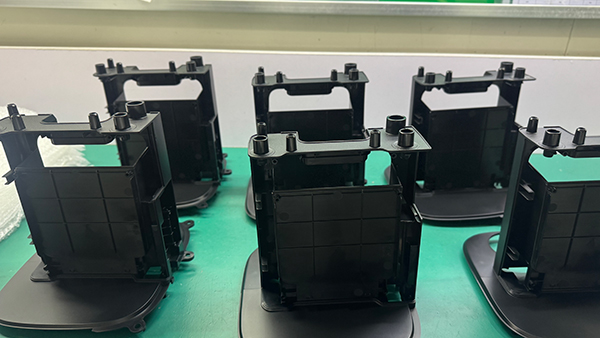 上班族自动喂食器模具厂如何正确保养塑胶模具？