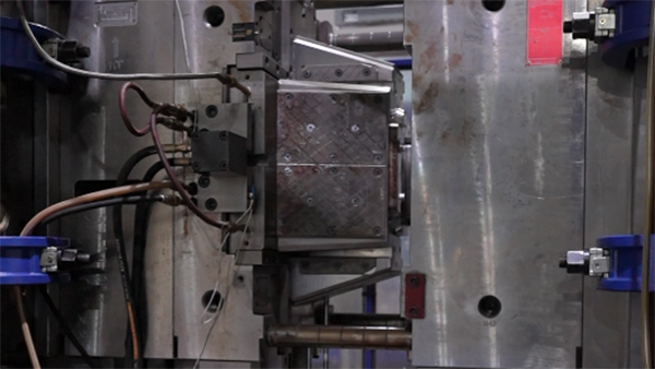 塑料模具制造顶白现象