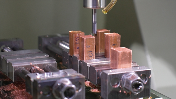 塑胶餐具模具厂定制服务:抛光工艺与吹塑原理的协同应用 塑胶餐具模具厂定制服务:抛光工艺与吹塑原理的协同应用