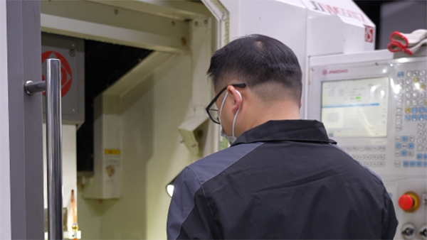 扫地机器人注塑为何出现黑点?全流程原因与解决方法 扫地机器人注塑为何出现黑点?全流程原因与解决方法