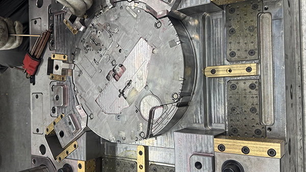 扫地机模具加工厂:铝合金分流模具合理使用方法 扫地机模具加工厂:铝合金分流模具合理使用方法