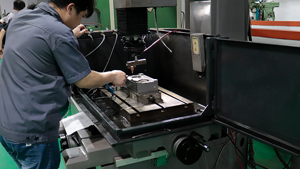 扫地机开模注塑定制：料筒温度，把控成型品质的关键