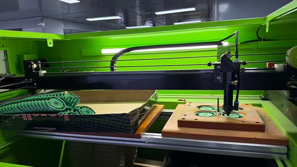 东莞订制塑胶模具厂：大型注塑模具吊装关键要点与风险规避