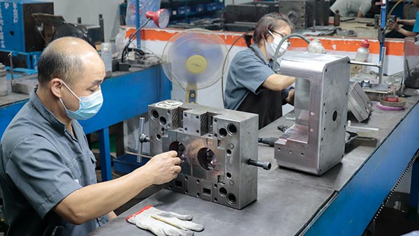 塑胶餐具模具厂：成形驱动方式及工艺适配要点