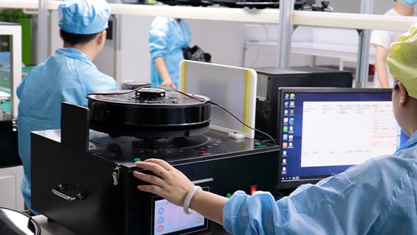 扫地机器人模具：精密制造如何定义产品成败 | 大银塑胶