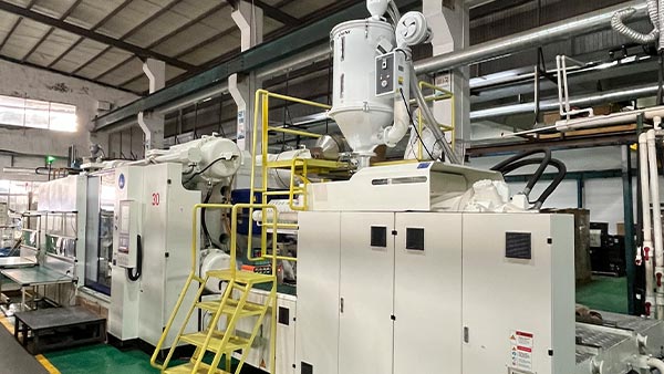 东莞大型注塑加工厂怎么选？大型注塑成型的四大技术挑战与选厂核心指标